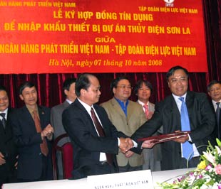Phó thủ tướng Hoàng Trung Hải và lãnh đạo các bộ, ngành chứng kiến lễ ký - Ảnh: Từ Nguyên