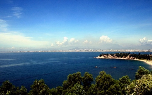 Tại Sơn Trà có 18 dự án đã được chấp thuận cho đến tháng 12/2012, có 1.920 lô biệt 
thự, 24 bungalow, 306 buồng khách sạn (nếu quy đổi biệt thự ra phòng lưu
 trú sẽ tương đương 5.600 buồng, phòng khách sạn).