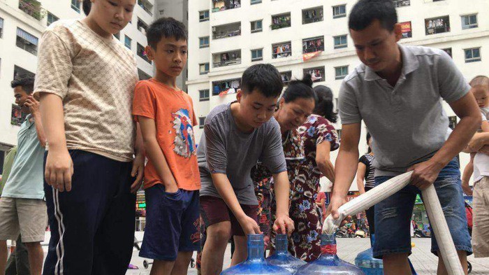 Người dân ở những vùng nước bị nhiễm bẩn bị xáo trộn, phải xếp hàng đi lấy nước từ nơi khác về sinh hoạt.