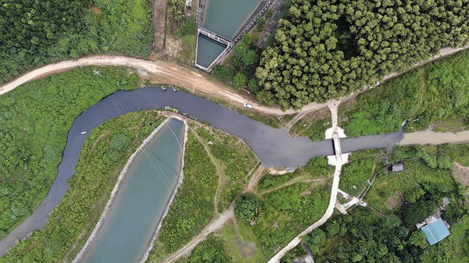 Chất thải gây ô nhiễm nước sông Đà gây ra cuộc khủng hoảng nước cho người dân ở Hà Nội những ngày vừa qua.