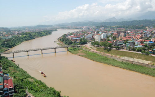 Dư luận và giới chuyên gia lo ngại về cảnh quan cũng như sự an toàn của đê điều, dòng chảy trên sông Hồng nếu dự án được triển khai.<br>