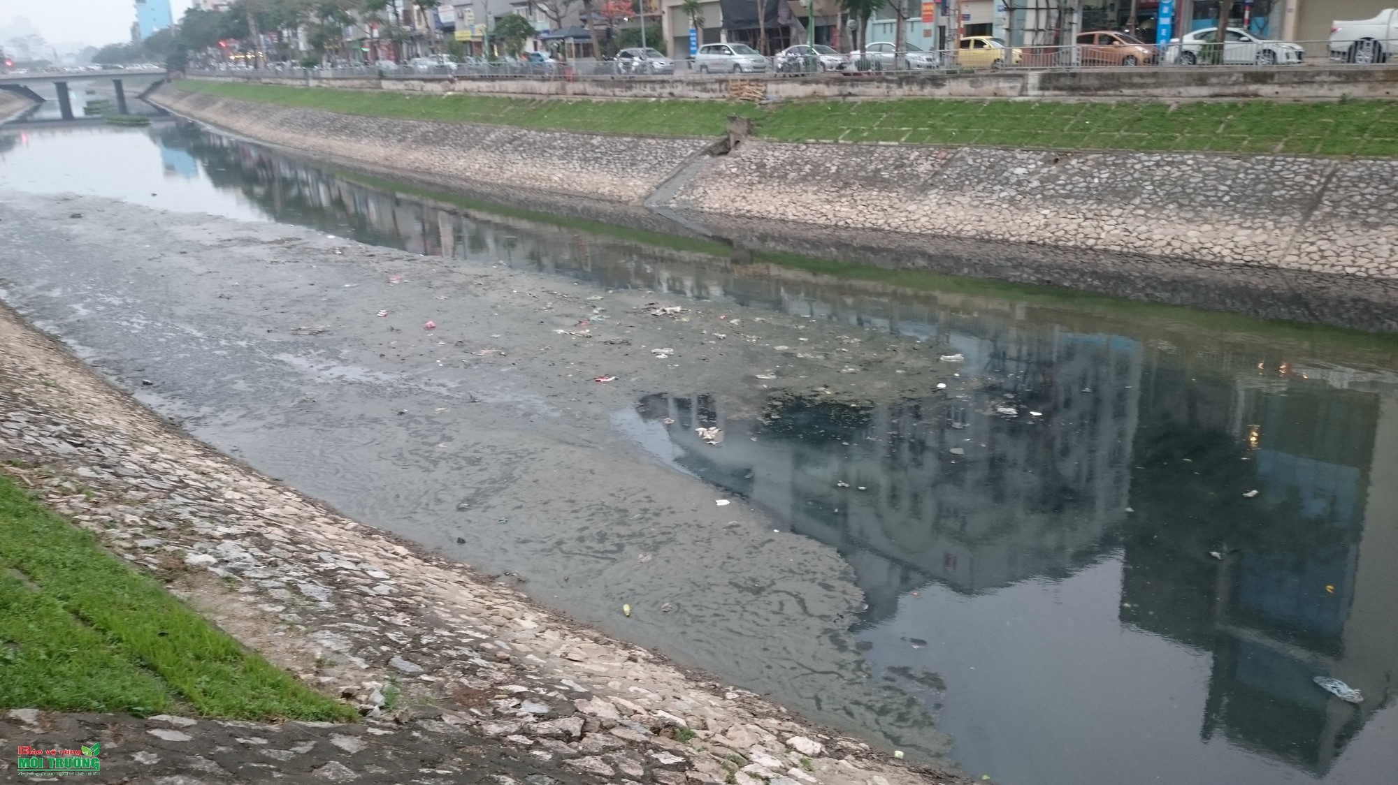 Sông Tô Lịch có chiều dài khoảng 14 km, chảy qua nhiều quận, huyện của Hà Nội như Ba Đình, Cầu Giấy, Đống Đa, Thanh Xuân, Hoàng Mai, Thanh Trì.