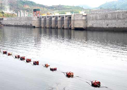 Hiện tượng thấm nước qua đập và động đất bất thường xảy ra tại khu vực thủy điện Sông Tranh 2, huyện Bắc Trà My, tỉnh Quảng Nam gây lo lắng cho nhân dân và chính quyền địa phương cũng như sự quan tâm của dư luận. 