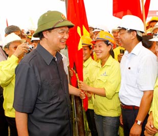 Thủ Tướng Nguyễn Tấn Dũng với những người xây dựng Thủy điện Sơn La.