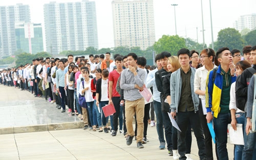 Hàng nghìn sinh viên xếp hàng để tham gia thi tuyển vào Samsung Việt Nam hôm 29/4/2017.