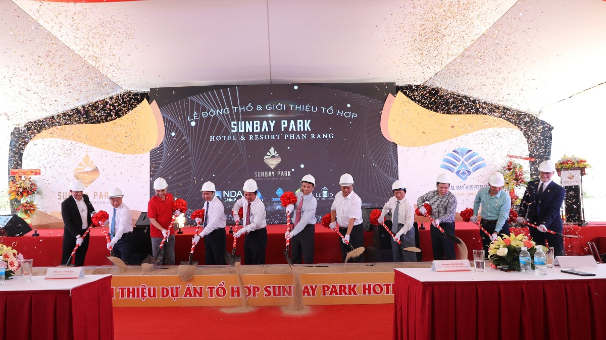 Tổ hợp SunBay Park Hotel & Resort Phan Rang toạ lạc tại trung tâm công viên biển Bình Sơn, thành phố Phan Rang - Tháp Chàm với ba toà tháp Lazurya, Nuvensa và Crystal Holidays được gắn kết với nhau.
