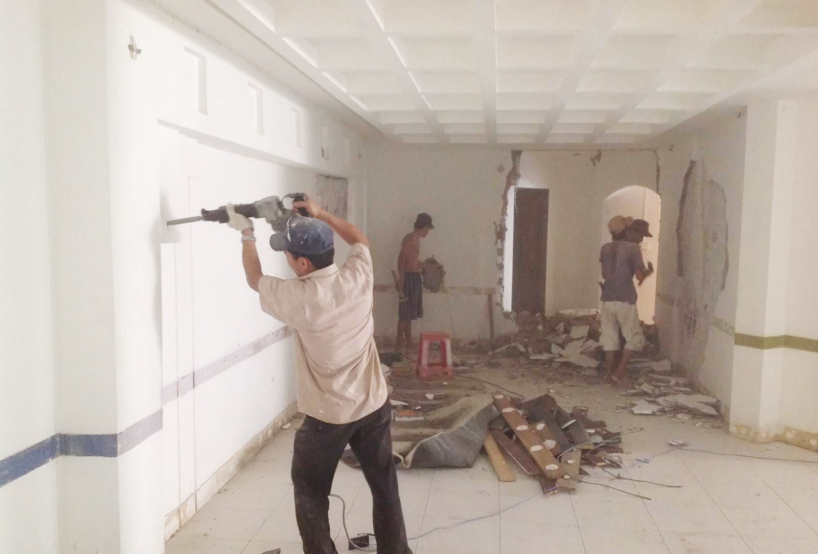 Nhiều gia đình chọn cách sửa chữa lại căn hộ ngay nhận nhà.