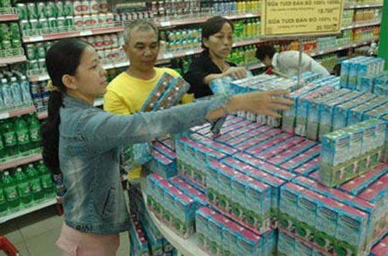 Từ đầu tháng 8 giá sữa nhập khẩu đã được các đơn vị kinh doanh điều chỉnh ở mức giá mới với lý do thay đổi mẫu mã, chi phí đầu vào tăng.