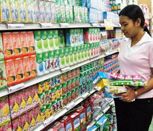 Bộ Y tế kiến nghị Thủ tướng Chính phủ chỉ đạo các bộ, ngành liên quan, các cơ quan thông tin truyền thông tuyên truyền giúp người tiêu dùng hiểu đúng tình hình, tránh tẩy chay các sản phẩm sữa đảm bảo an toàn vệ sinh thực phẩm.