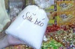 Nhiều loại sữa bột không nguồn gốc vẫn được bày bán trên thị trường.