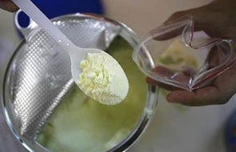 Đồng Việt Nam liên tục mất giá so với USD được xem là nguyên nhân khiến giá sữa trong nước bị đẩy lên cao.