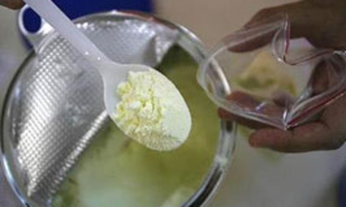 Giá sữa bột bị đẩy cao do cạnh tranh không lành mạnh 