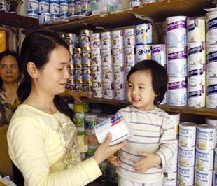 Hiện sữa bột nhập khẩu bày bán tại nước ta đang có giá cao hơn các sản phẩm tương tự tại nhiều nước trong khu vực - Ảnh minh hoạ