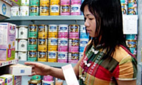 Giá sữa trong nước cao do gánh nhiều chi phí?