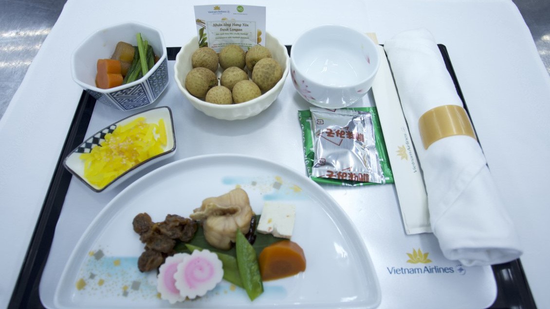 Trái nhãn lồng sẽ được phục vụ như món tráng miệng trên khay ăn hạng thương gia của các đường bay nội địa và quốc tế xuất phát từ Hà Nội/Tp.HCM trong khoảng 1 tháng chính vụ, từ 15/8 đến 15/9.