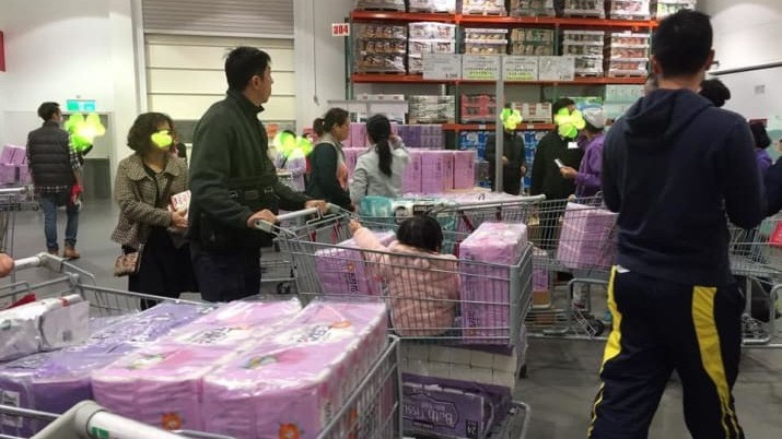 Người dân Đài Loan đổ xô mua giấy vệ sinh về tích trữ - Ảnh: Buzzfeed.