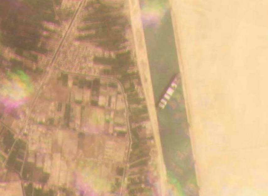 Hình ảnh vệ tinh cho thấy con tàu chở hàng MV Ever Given bị mắc kẹt trên Kênh đào Suez ngày 23/3 - Ảnh: AP