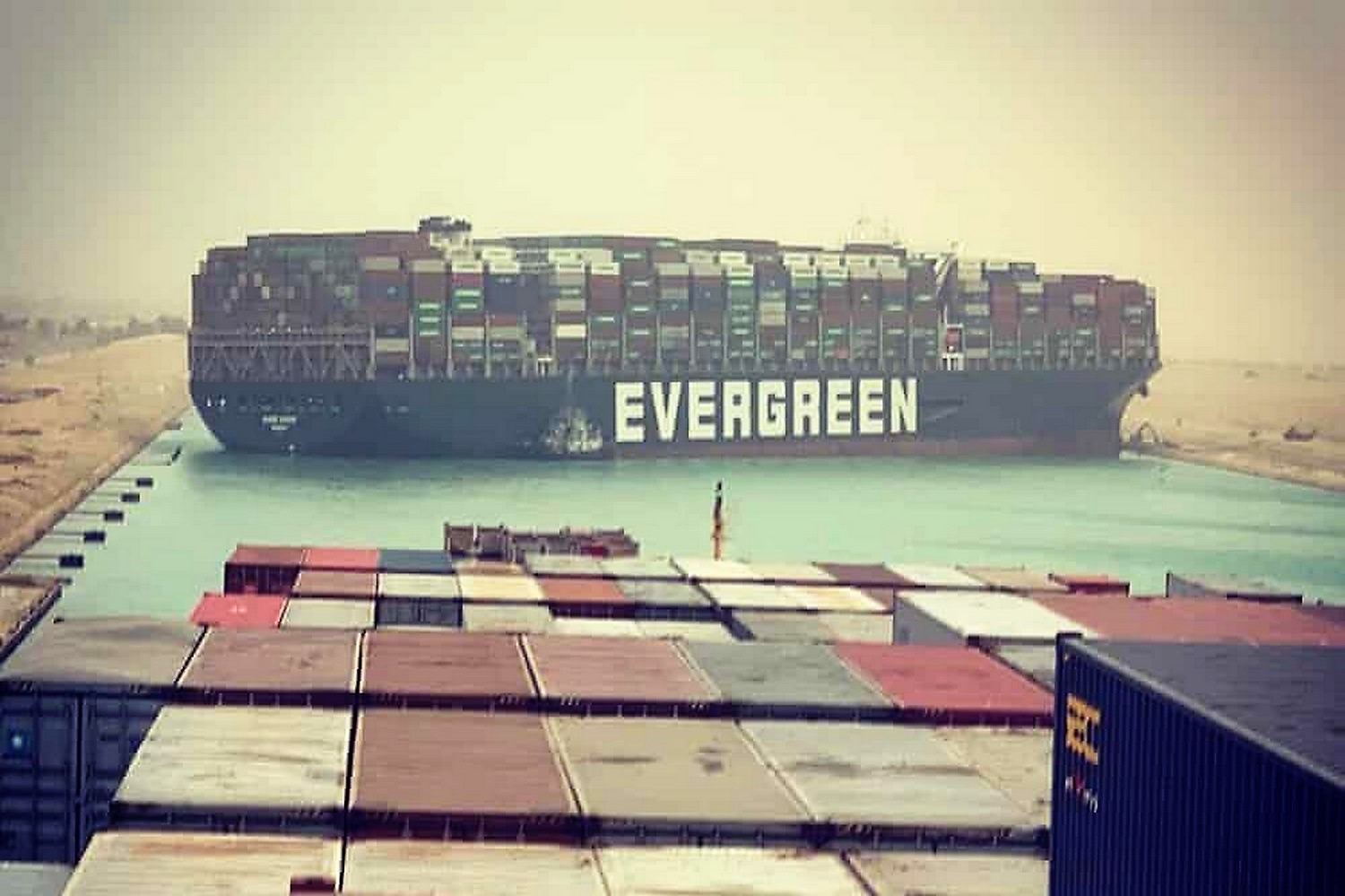 Mũi tàu container Ever Given mắc cạn ở kênh đào Suez vào ngày 24 tháng 3 - Ảnh: AP