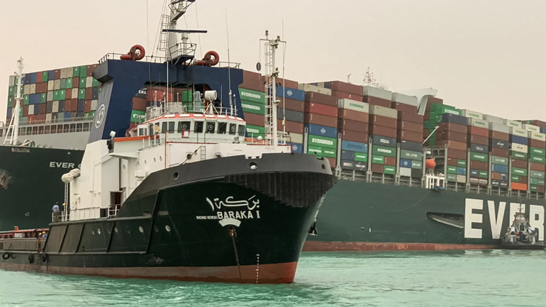 Công tác "giải cứu" tàu container bị mắc cạn tại Kênh đào Suez chưa có tiến triển - Ảnh: AP