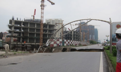 Hà Nội: Sụt lún nghiêm trọng trên đường Lê Văn Lương