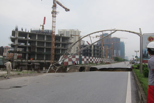 Đoạn đường sụt lún nằm ngay trước mặt dự án USilk City.