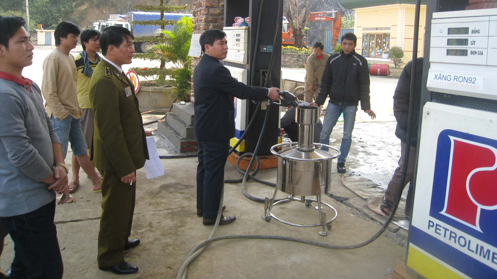 Tình trạng vi phạm pháp luật trong hoạt động sản xuất, kinh doanh xăng, dầu, nhất là xăng, dầu giả tại các địa phương đang có xu hướng ngày càng phức tạp