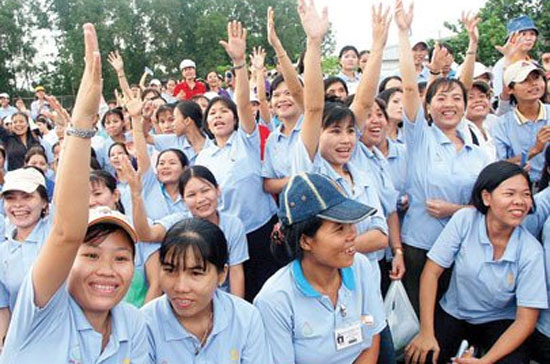 Lao động Việt Nam có giá rẻ nhưng năng suất lại thấp hơn nhiều so với các nước khác - Ảnh: Lê Toàn.