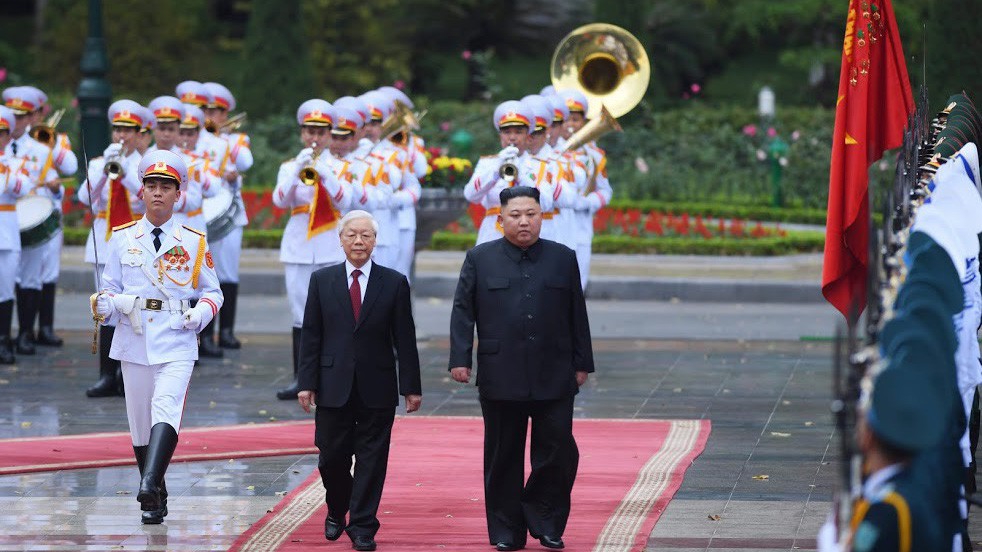 Tổng bí thư, Chủ tịch nước Nguyễn Phú Trọng đón Chủ tịch Kim Jong-un - Ảnh: Quang Phúc.