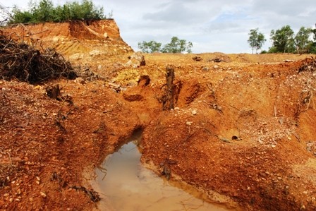 Lợi ích của quốc gia trong khai thác tài nguyên khoáng sản rất ít được nhìn đến mà chủ yếu là nhìn vào lợi ích của từng xã, từng huyện, từng tỉnh.<br>