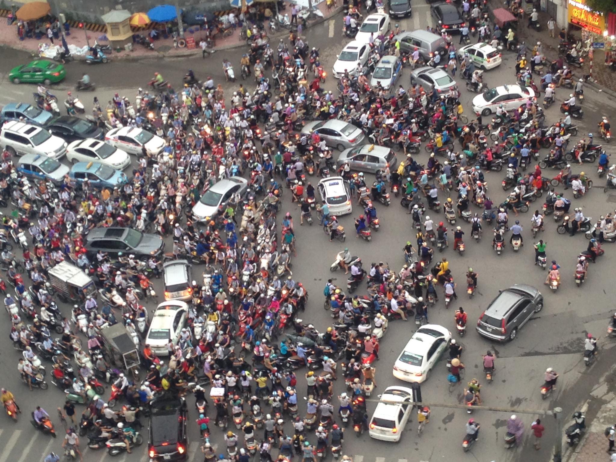 Theo Giám đốc Sở Giao thông Vận tải Hà Nội, từ nay đến năm 2030, thành phố đặt ra mục tiêu đầu tư đồng bộ kết cấu hạ tầng giao thông, phát triển giao thông công cộng, nhằm đủ điều kiện để dừng xe máy trong nội đô từ 2030.<br>