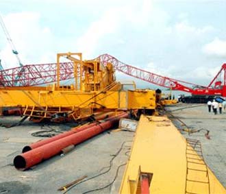 Hiện trường tai nạn sập giàn cẩu tại cảng Cái Lân - Ảnh: Tuổi trẻ