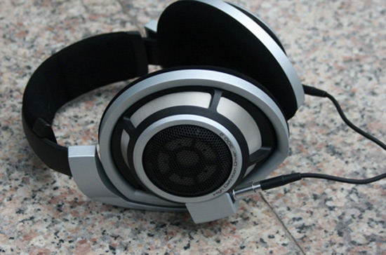 Tai nghe HD-800 có giá là 1.500 USD.