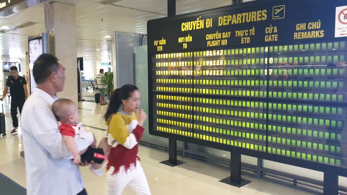 Hành khách đi máy bay sẽ phải chú ý hơn, quan sát hệ thống màn hình FIDS để biết thông tin chuyến bay của mình.