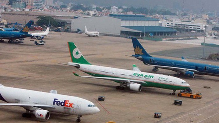 Hiện Việt Nam đang khai thác 21 cảng hàng không trong đó 7 cảng hàng không Quốc tế là Nội Bài, Tân Sơn Nhất, Đà Nẵng, Phú Quốc, Cam Ranh, Cần Thơ, Phú Bài và 14 Cảng hàng không nội địa. Công suất phục vụ ước tính khoảng 52 triệu hành khách/năm. 