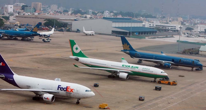 Máy bay đậu tại Tân Sơn Nhất bị quá tải.