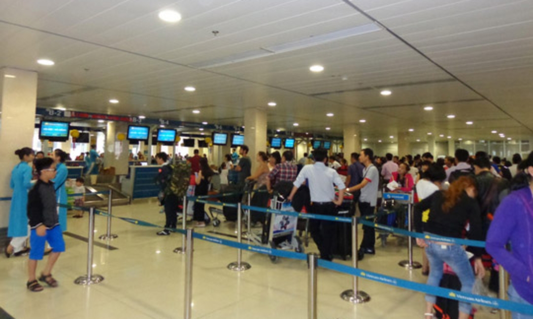 Sân bay Tân Sơn Nhất đang đối mặt với ba vấn đề chính: quá tải nhà ga hành khách, hạn chế về năng lực khu bay và bầu trời, kết nối giao thông bị ách tắc.<br>