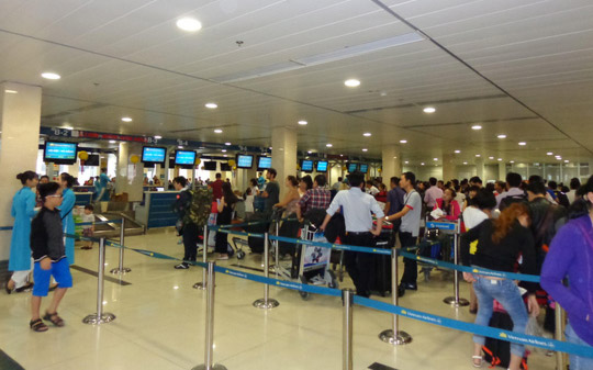 Sân bay Tân Sơn Nhất đang đối mặt với ba vấn đề chính: quá tải nhà ga hành khách, hạn chế về năng lực khu bay và bầu trời, kết nối giao thông bị ách tắc.<br>