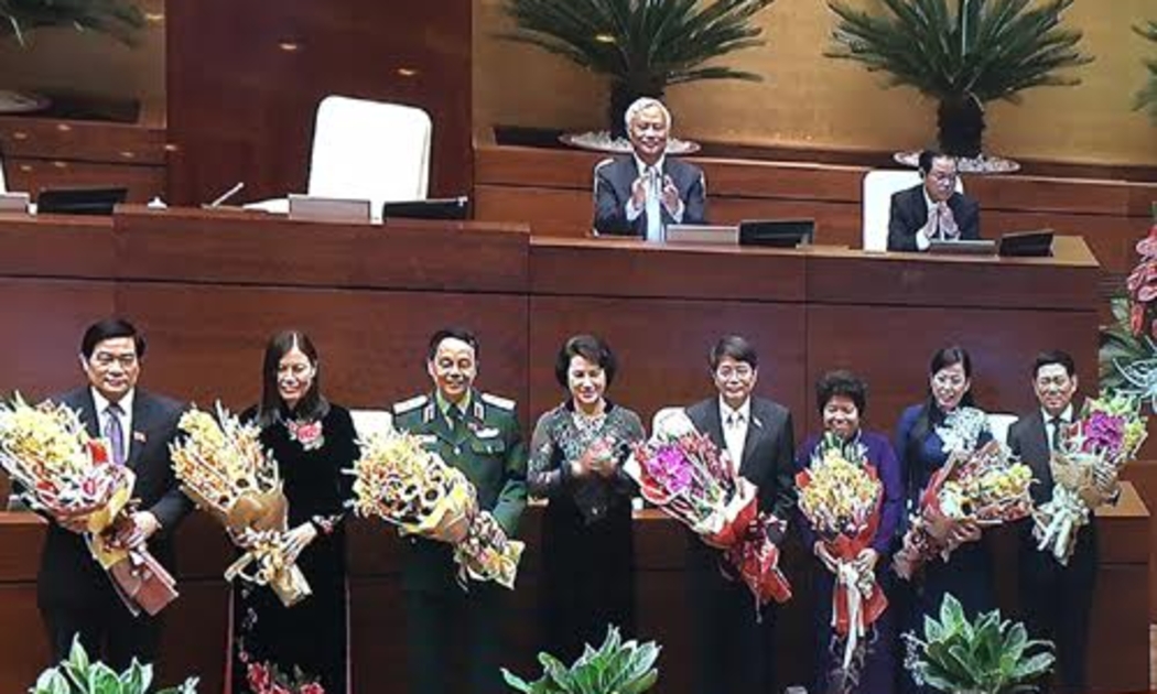 Chủ tịch Quốc hội Nguyễn Thị Kim Ngân tặng hoa chúc mừng các vị mới trúng cử.