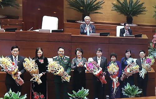 Chủ tịch Quốc hội Nguyễn Thị Kim Ngân tặng hoa chúc mừng các vị mới trúng cử.