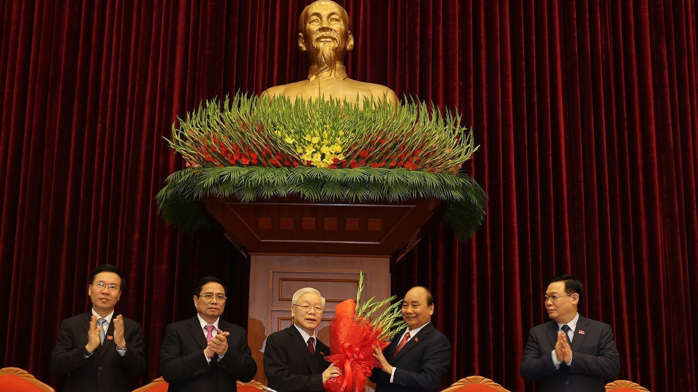 Thay mặt Bộ Chính trị, đồng chí Nguyễn Xuân Phúc, Thủ tướng Chính phủ tặng hoa chúc mừng đồng chí Nguyễn Phú Trọng được tín nhiệm bầu làm Tổng Bí thư Ban Chấp hành Trung ương Đảng Cộng sản Việt Nam khóa XIII.