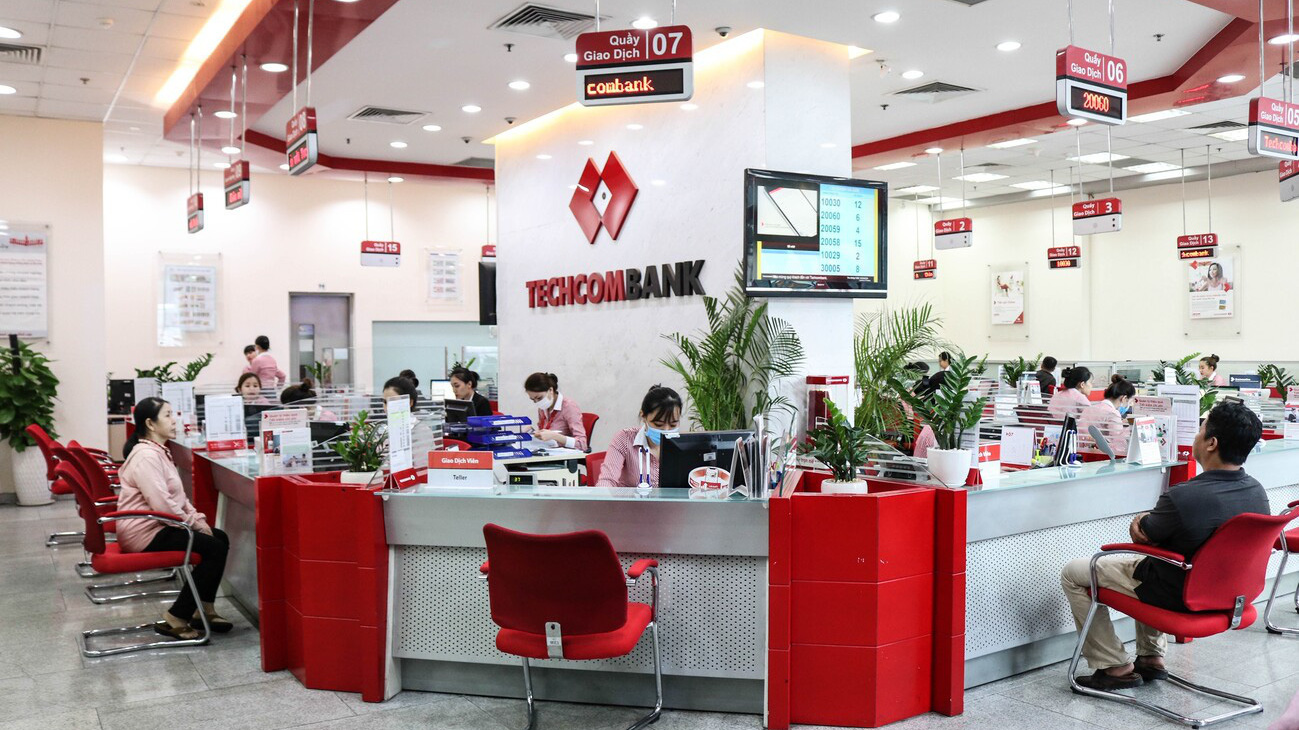 Khách hàng giao dịch tại Techcombank.