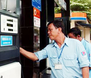 Mỗi lần tăng giá xăng dầu, doanh nghiệp chỉ được tăng tối đa 500 đồng/lít (kg).