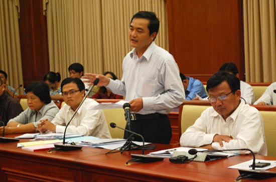 Đại biểu Hội đồng nhân dân Tp.HCM thảo luận tại tổ về tình hình kinh tế - xã hội.