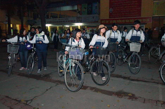 Thời gian tan học của học sinh vào 19h được cho là quá muộn.