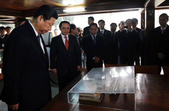 Phó chủ tịch Trung Quốc quan sát các hiện vật trong nhà sàn Bác Hồ - Ảnh: AFP.