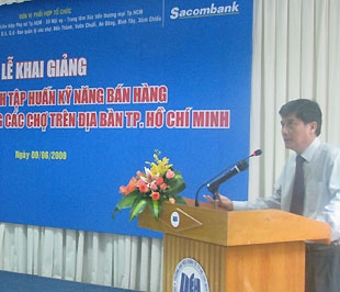 Tại các lớp học, học viên sẽ được hướng dẫn những kiến thức liên quan đến hoạt động bán hàng như cách thức mời chào, kỹ thuật niêm yết giá, kỹ năng giao tiếp, hỗ trợ chăm sóc khách hàng, văn hóa kinh doanh…