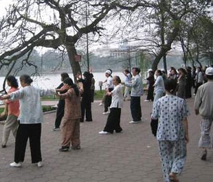 Tăng cường sức khỏe bằng cách ăn uống, nghỉ ngơi, sinh hoạt hợp lý, luyện tập thể dục, thể thao cũng là biện pháp hiệu quả để ngăn ngừa cúm A/H1N1 - Ảnh minh hoạ