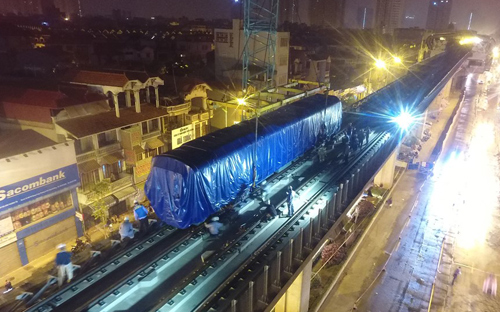 Theo đại diện Ban quản lý dự án, mỗi đêm sẽ cẩu lên đường ray một toa tàu.<br>