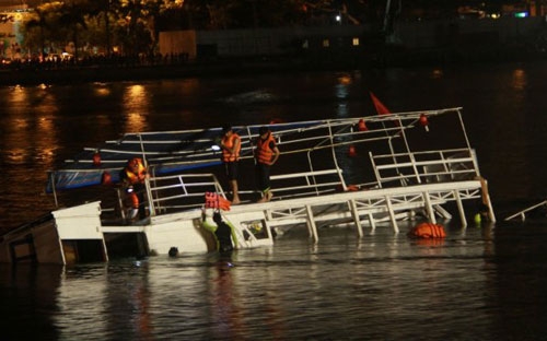 Tàu Thảo Vân 2 vẫn đang được các cơ quan chức năng trục vớt sau khi bị chìm tối 4/6.<br>