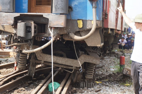 Tàu trật bánh ở ga Yên Viên.